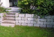 Mauer und Stufen aus Granit